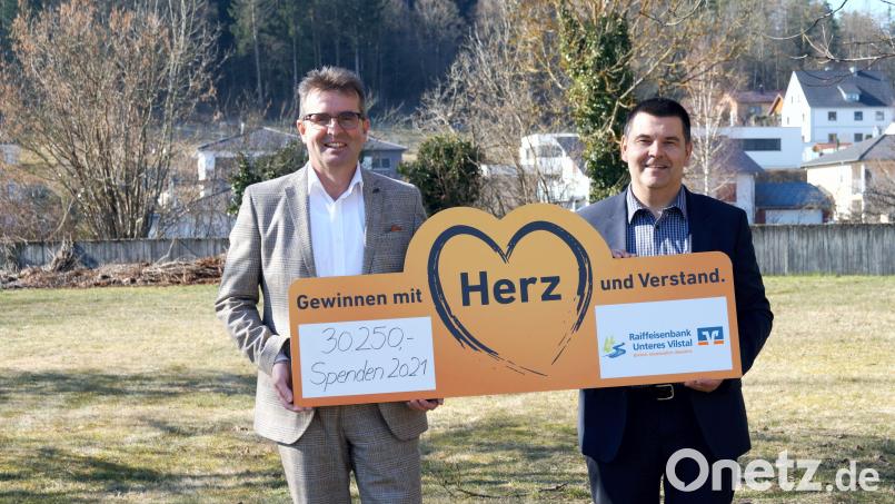 Spendengelder in Höhe von 30.250 Euro aus dem Gewinnsparen gibt die Raiffeisenbank Unteres Vilstal, hier die Bankvorstände (von links) Karl Schlagbauer und Michael Doblinger. an Vereine, soziale und karitative Einrichtungen und Organisationen. Bild: bö