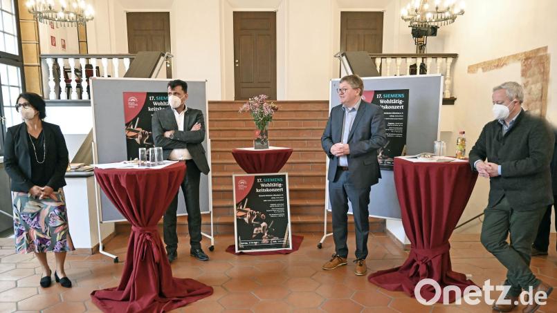 Personalleiterin Ramona Grosser und Betriebsleitungssprecher Hans-Peter Scharl vom Siemens-Werk Amberg sowie Oberbürgermeister Michael Cerny und Kulturreferent Fabian Kern für die Stadt Amberg präsentierten das Programm des 17. Siemens-Wohltätigkeitskonzerts am 27. März im Stadttheater. Bild: Susanne Schwab, Stadt Amberg/exb