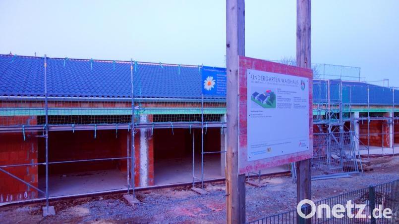 Der Rohbau steht und ist unter Dach. Bei einem zügigen Start des Innenausbaus lässt sich der zeitliche Plan halten. Doch Schwierigkeiten bleiben nicht aus. Bild: fjo