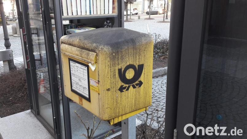 Der Dreck vieler Jahre lagert auf dem gelben Kasten unmittelbar neben dem begehbaren Buchschrank: Dampfdruckstrahler oder Wurzelbürste – beides würde den Briefkasten im Handumdrehen reinigen. Bild: dob