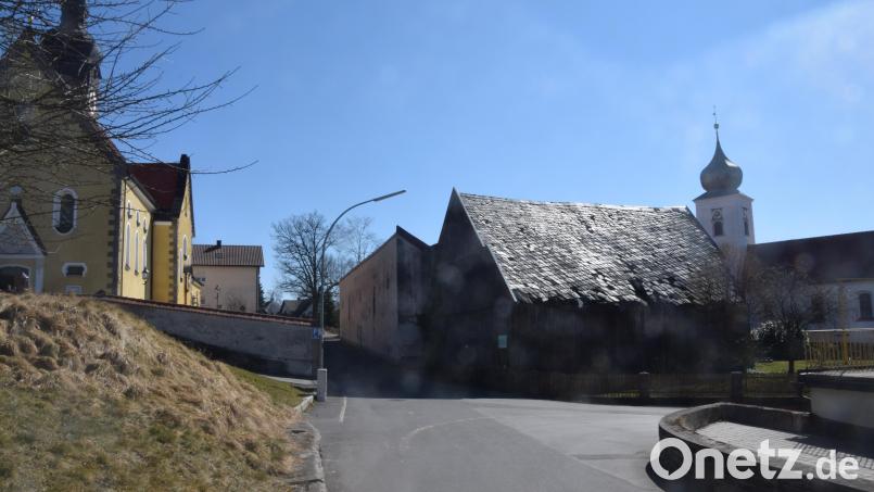Der Bereich unterhalb der Kirche mit dem denkmalgeschützten Pfarrstodl wäre Sanierungsgebiet einer "kleinen Dorferneuerung" in Püchersreuth. Bild: fz