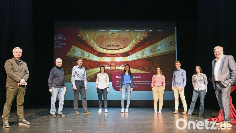 Stellten gemeinsam die neue Website des Stadttheaters vor (von links): Kulturreferent Fabian Kern, Norbert Fischer von den Freunden des Stadttheaters, Kulturamtsleiter Reiner Volkert, Melanie Baldin und Sabine Ehrnsperger von der Agentur "Ideenmühle", die Kulturfachkräfte Anika Maßmann, Jonathan Danigel und Barbara C. Frey sowie Ambergs Oberbürgermeister Michael Cerny. Bild: Susanne Schwab, Stadt Amberg/exb