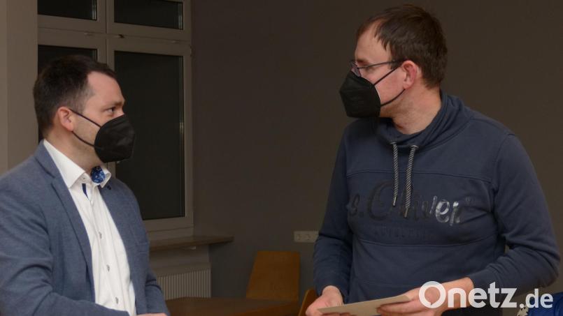 Als Dankeschön für seine Arbeit erhielt Andi Lorenz einen Gutschein aus den Händen de Bürgermeisters Sebastian Hartl, seinem Schwager, Andi Lorenz rechts, Bürgermeister links Bild: hme
