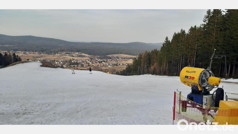 Schnell noch einmal die Piste runter wedeln, bevor die Lifte ausgeschaltet werden. Die Schneekanonen haben nun Sommerpause. Bild: gis