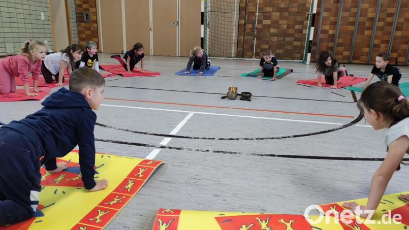 Viel Spaß machte den Vorschulkindern „Wackelzähne“ das Kinder-Yoga mit Alexandra Schneider. Bild: gi
