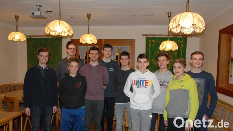 Die Jugend der Schmidmühlener Sportschützen wählt einen neuen Jugendvorstand mit den beiden neuen Jugendleiter Michael Döberl (Vierter von links) und Lorenz Flieder (Sechster von links) an der Spitze. Bild: pop