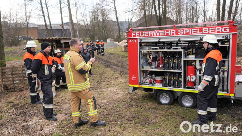 Der stellvertretende Kommandant Andreas Schmid (rechts) erklärte bei den Filmaufnahmen von &quot;FeuerwehrWilli&quot; (Mitte mit Kamera) den neuen Tragkraftspritzenanhänger (TSA) der Spielberger Feuerwehr. Bild: fvo