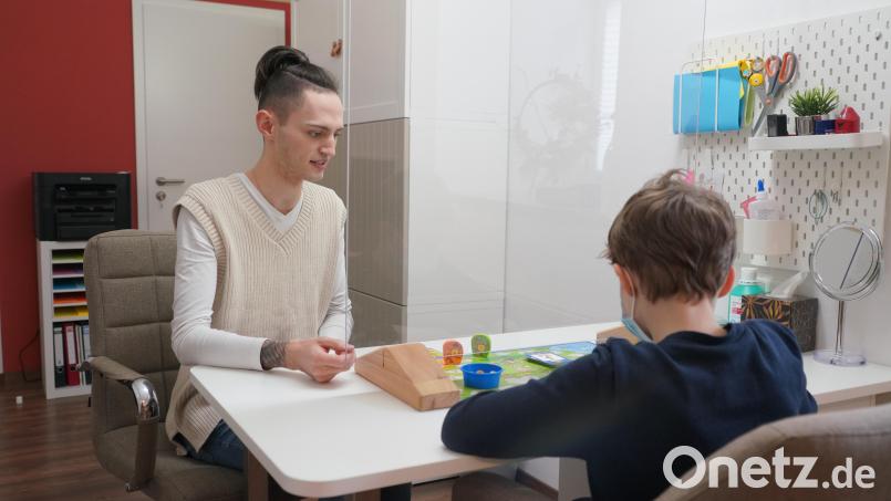 Der 22-jährige Jakob Ertl (links) bei der Arbeit in seiner Praxis, in die auch viele Kinder kommen. Bild: fvo