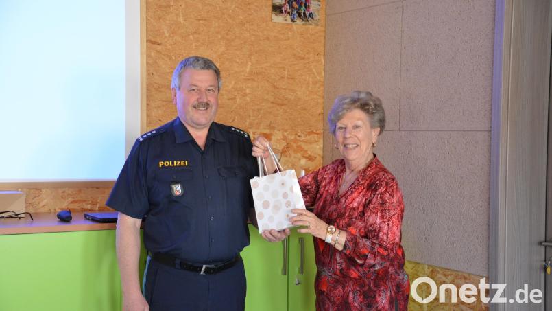 AWO-Seniorenbeauftrage Juane Demleitner bedankte sich bei Polizeihauptkommissar Robert Feuerer mit einem kleinen Präsent für seinen hilfreichen Vortrag. Bild: Michael Welnhofer/exb