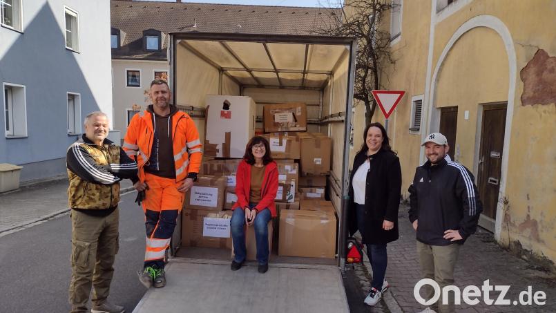 Jürgen Höllerer, Mario Reinhold, Evi Höllerer, Sabine Wilde und Stefan Dürbeck (von links) vor dem mit Hilfsgütern für die Ukraine voll gepackten Hänger. Bild: Evi Höllerer/exb