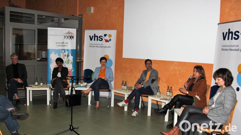 Auf dem Podium diskutierten und moderierten (v.r.) Enikö Nagy, Sema Tasali-Stoll, Hasnain Kazim, Tanja Fichtner, Naima Mohamed Omar und Arno Speiser Bild: stg