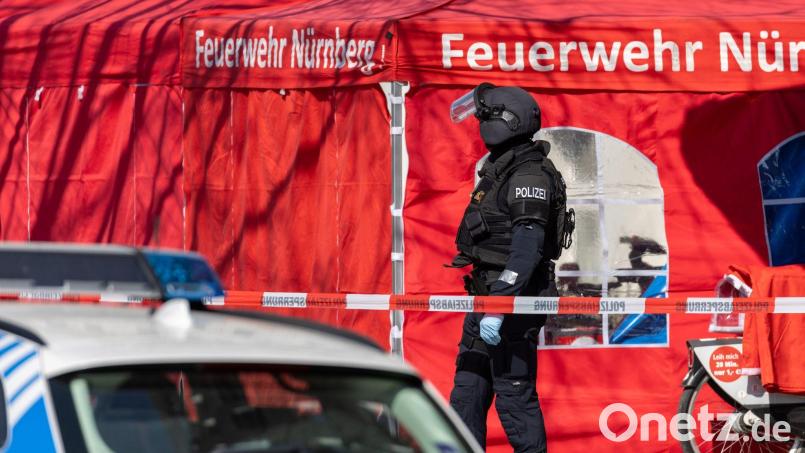 Ein Mitarbeiter der TSG München (Technische Sondergruppe), ein sogenannter „Entschärfer“, steht vor der Bank in Nürnberg. Bild: Daniel Karmann/dpa