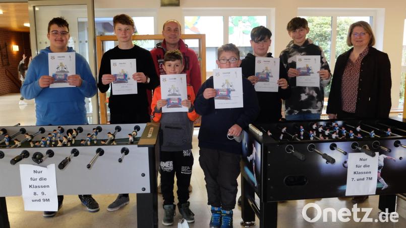 An der Mittelschule Mitterteich stieg wieder ein Kickerturnier. Im Bild (von links) das Siegerteam Pietro Avolio und Maximilian Stöckner, Lehrer Christian Reber, Dennis Reichl und Fabian König aus der 5. Klasse, Robin Schmid und Luca Kreuzer aus der Klasse 7M sowie Rektorin Gisela Kastner. Bild: Mittelschule Mitterteich/exb