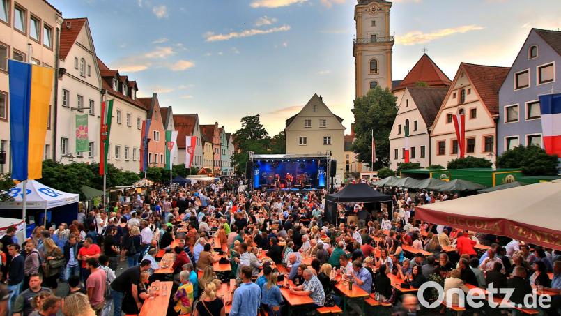 Beim 46. Bürgerfest im Jahr 2016 war die Welt nicht nur am Oberen Markt noch in Ordnung. Corona kannten alle höchstens als Biersorte, und die ukrainische Fahne am linken Bildrand stand für ein hoffnungsvolles europäisches Land und nicht für ein Schlachtfeld. Archivbild: Gerhard Götz