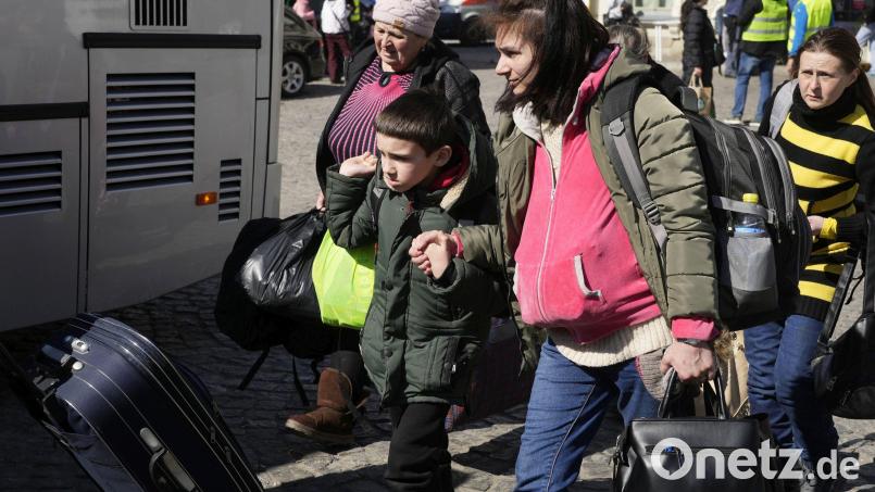 Senioren, Frauen, kleine Kinder: Die Auswirkungen des Krieges spüren alle Ukrainer. Zehntausende sind bereits nach Bayern geflohen. Symbolbild: Sergei Grits/AP/dpa