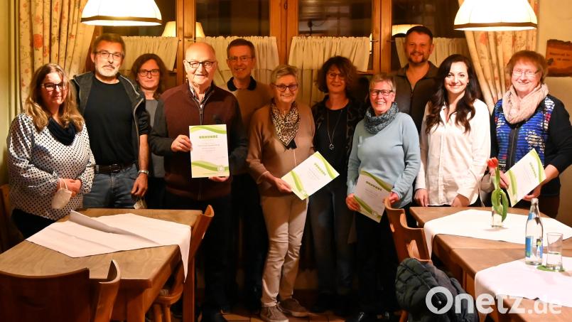 Der FGV Waldershof ehrte verdiente Mitglieder. Bürgermeisterin Margit Bayer (Zweite von rechts) und Zweite Vorsitzende Simone Greger (links) gratulierten. Bild: Fichtelgebirgsverein Waldershof/exb