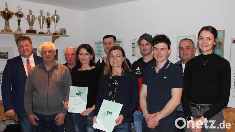 Die DJK-Sportverein Utzenhofen wählt neue Beiräte und ehrt langjährige Mitglieder, denen die Vorsitzenden Albert Wittmann (Zweiter von rechts) und Michael Hummel (Dritter von rechts) sowie Bürgermeister Stefan Braun (links) gratulieren. Bild: aun