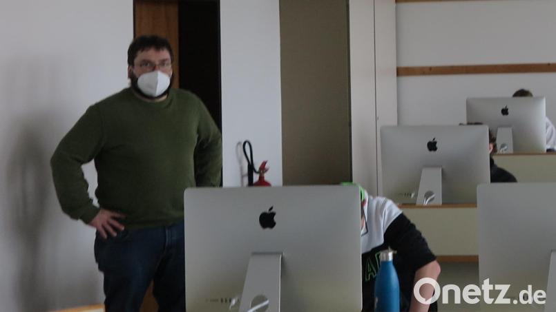 Fachoberlehrer Thomas Fütterer (links) beaufsichtigte eine Gruppe bei der freiwilligen Abschlussprüfung im Fach Informationstechnologie. Bild: jzk