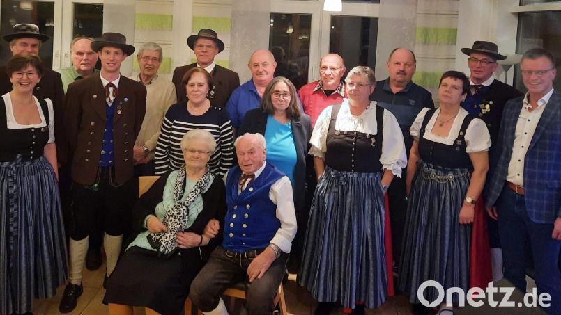 Der Heimat- und Trachtenverein ehrt treue Mitglieder (sitzend): Marianne Mendl und Ehrenvorsitzender Emil Engelhardt; vordere Reihe (von links): Martina Dolles, Vorsitzender Michael Meier, Elisabeth Hertlein, Carmen Renner, Anna Maria Steinl, Martina Dinges und Bürgermeister Hermann Falk; hintere Reihe (von links): Zweiter Vorsitzender Gaston Lottner, Rupert Stangl, Günther Hertlein, Gauvorsitzender Peter Fink, Christian Renner, Alfred Pechtl, Georg Maier und Franz Dolles. Bild: u