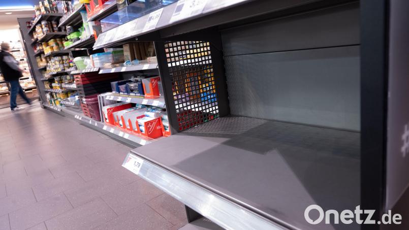 Die Regale mit Sonnenblumenöl sind in vielen Supermärkten leer gefegt. Warum Menschen Lebensmittel hamstern, versteht unsere OTon-Autorin nicht. Bild: Stefan Sauer/dpa