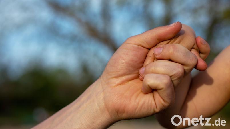 Hilfreiche Hände brauchen viele Kinder und Jugendliche, wenn die Unterstützung innerhalb der Familie nicht reicht. Das Jugendamt verzeichnet einen kräftigen Anstieg der Ausgaben in diesem Bereich. Symbolbild: Fernando Gutierrez-Juarez/dpa