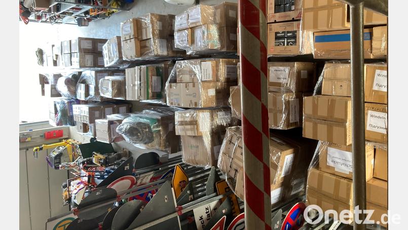 29 Paletten mit allen möglichen Hilfsgütern füllen eine große Halle im Vilsecker Bauhof. Der Verein "Zammhalt'n Amberg" holt die Sachspenden ab und leitet sie weiter. Bild: e