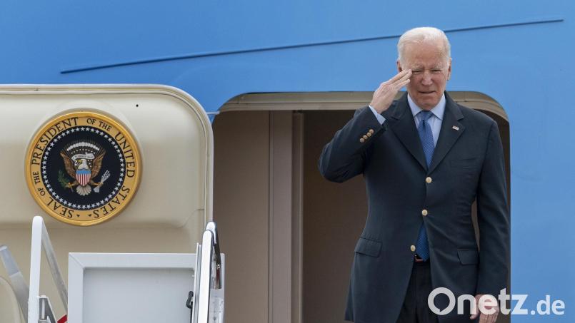 US-Präsident Joe Biden salutiert als er am Mittwoch an Bord der Air Force One geht. Biden reist für mehrere Tage nach Europa. Bild: Gemunu Amarasinghe
