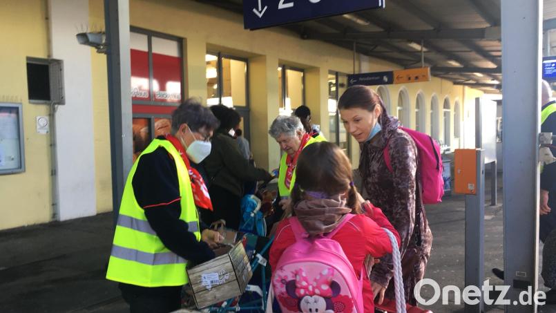 Am Donnerstagvormittag scheinen alle Kriegsflüchtlinge ein Ziel zu haben. Schwandorf ist nur eine kurze Zwischenstation Die Hilfe der Malteser auf dieser Zwischenstation nehmen sie dankend an. Bild: ihl