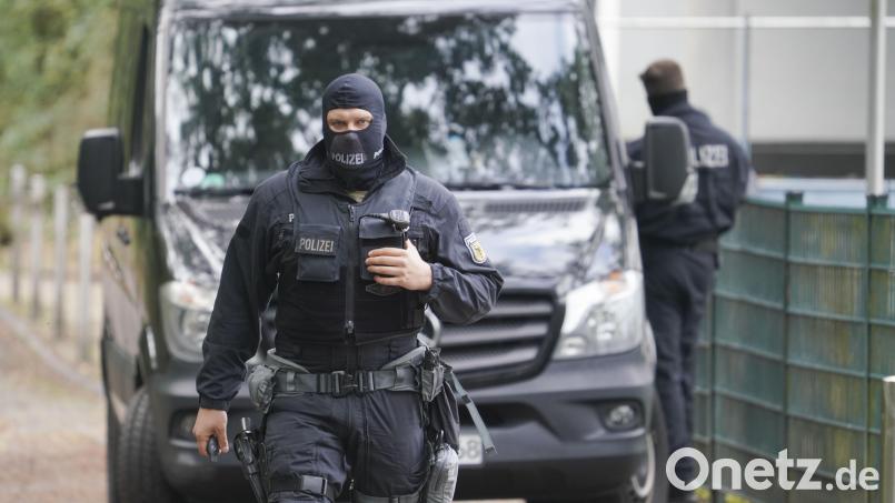 Polizisten haben am Dienstag bundesweit Objekte durchsucht, unter anderem auch in der Stadt Weiden und dem Landkreis Neustadt/WN. Symbolbild: Frank Rumpenhorst