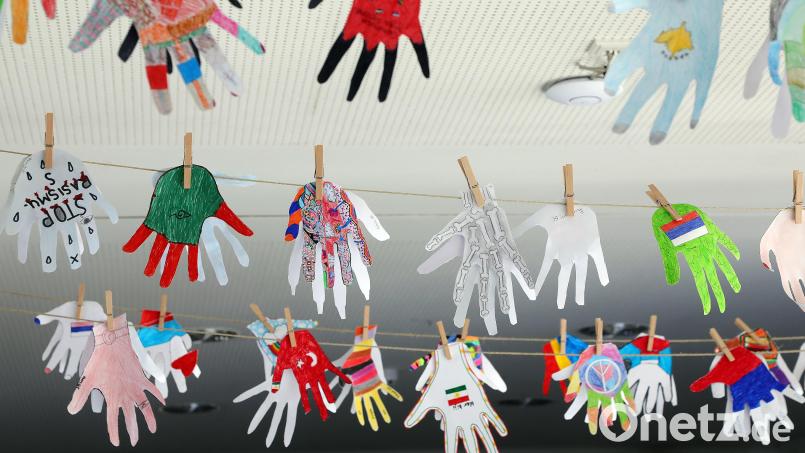 Ungefähr 250 bunte Papierhände zieren nun die Decke der Aula in der Luitpold-Mittelschule. Sie sind ein Zeichen für den Zusammenhalt und gegen Rassismus und Diskriminierung. Bild: Wolfgang Steinbacher