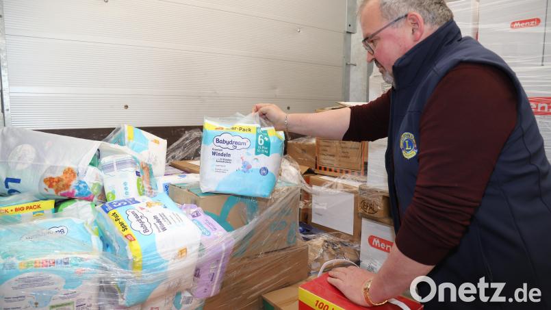 Anton Forster, Sekretär des Lions-Clubs Weiden, begutachtet Hilfsgüter, die zum Transport in die Ukraine auf einem Lastwagen verladen sind. Bild: Lions-Club Weiden/exb