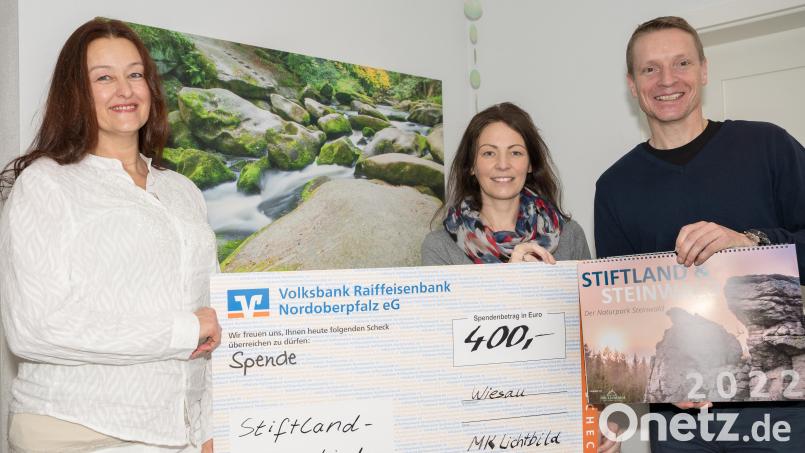 Hilfe für schwer erkrankte Kinder: Im Bild von links Birgit Bleistein von der Aktion &quot;Stiftland-Sternenkinder&quot;, Sandra Kunz und Landschaftsfotograf Matthias Kunz. Bild: Matthias Kunz/exb