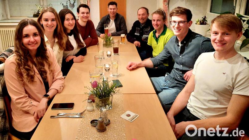 Abteilungsleiter Markus Baierl (Mitte) ist stolz auf seine Nachwuchsübungsleiter, die sich höchst engagiert beim Turnverein im Ski- und Snowboardzentrum einbringen. Bild: dob