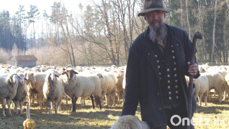 Es ist ein entbehrungsreiches Berufsleben, doch es hat auch seine schönen Seiten: Bei seiner Arbeit kann Schäfer Raphael Panko auf Herdenschutzhund Julia zählen. Bild: amö