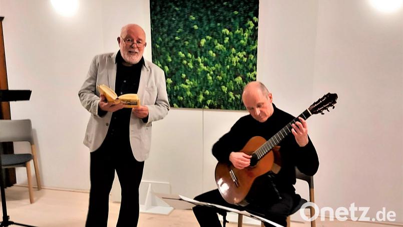 Wien und der Wein standen am Schluss des Programms mit „heiteren und nicht ganz so heiteren Themen“ von Stefan Müller-Ruppert (Sprecher, Sänger) und Maximilian Mangold (Gitarre). Bild: lg