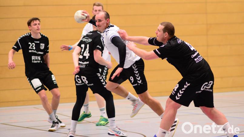 So wie Christof Gsödl (weißes Trikot) vergangene Woche gegen Roding, wollen sich die Herren der HSG Nabburg-Schwarzenfeld gegen den Nachbarn von der HG Amberg durchsetzen. Bild: exb