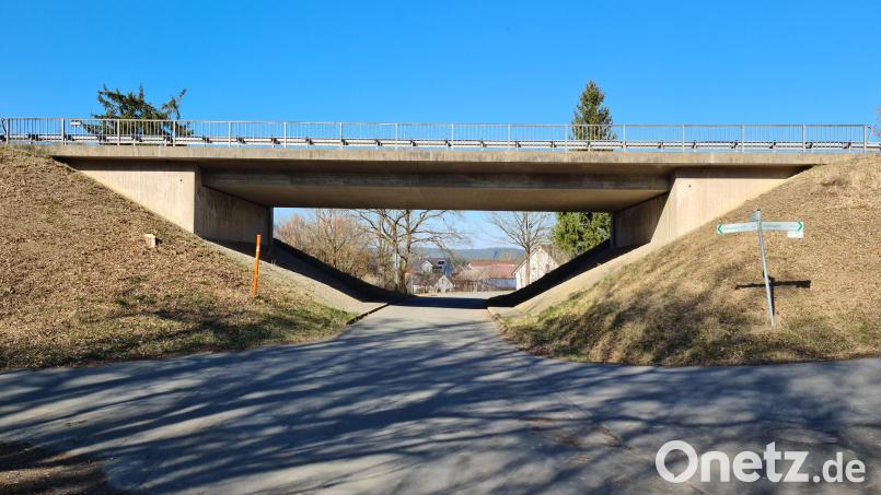 Die Brücke bei Gößenreuth stammt aus den 1970er Jahren und führte den Verkehr von Grafenwöhr nach Eschenbach. Nun wird sie abgerissen. Bild: sne