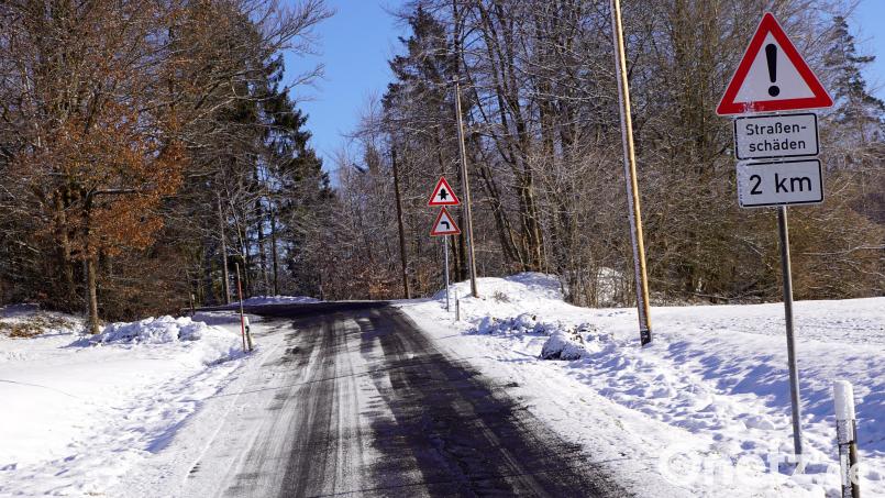 Straßenschäden markieren die steil ansteigende Straße auf den Poppenberg. Für die Sanierung dieser strecke interessieren sich acht Bauunternehmen. Archivbild: bkr