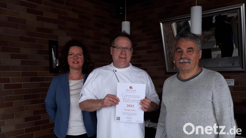 Das Restaurant &quot;Altmugler Sonne&quot; wird wieder im Deutschland-Genussführer 2022 der Organisation &quot;Slow Food&quot; vertreten sein. Karl Hammer (rechts) hat die Urkunde an Silvia und Johann Lemberger überreicht. Bild: pz