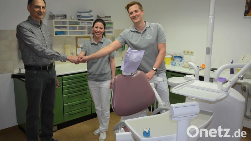 Dr. Gerald König (links) beendet Ende März seine Tätigkeit als Zahnarzt. Seine Praxis in Mitterteich übernimmt der Weidener Dr. Leonhard Loos, der dabei auch von der aus Waldsassen stammenden Dr. Carolin Holm unterstützt wird. Bild: jr