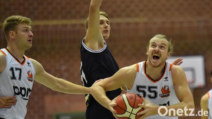 Center Jonas Meißner (am Ball) ist am Sonntag wieder im Kader. Archivbild: A. Schwarzmeier