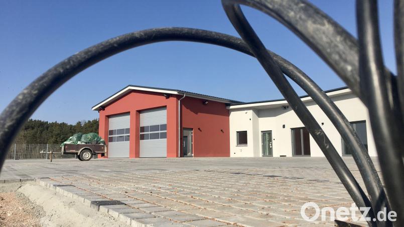 Ein dicker Brocken im Haushalt der Gemeinde Fensterbach ist das neue Feuerwehrhaus in Högling. Der Bau ist kurz vor der Fertigstellung. Bild: upl