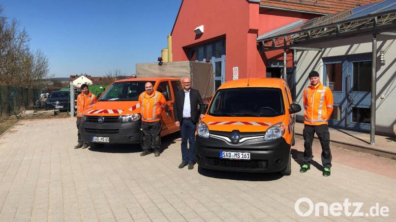 Das Bauhofteam ist wieder voll einsatzfähig. Bürgermeister Maximilian Beer übergab die beiden &quot;neuen&quot; Fahrzeuge. Bild: Volker Schneeberger/exb