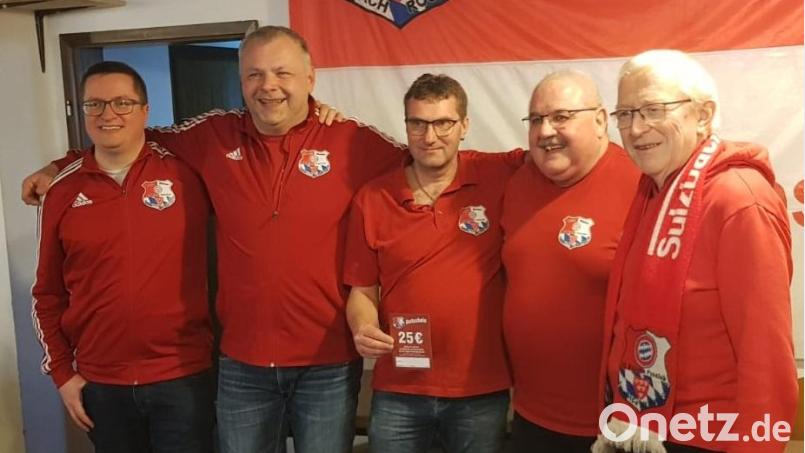 Zu den Geehrten aus der Führungsriege des FC Bayern-Fanclubs Sulzbach-Rosenberg gehören (von links) Benni Schinhammer, Gerd Windl, Gerhard „Jo“ Pickel, Manfred Zahn und Günther Wedel. Bild: Pickel/exb