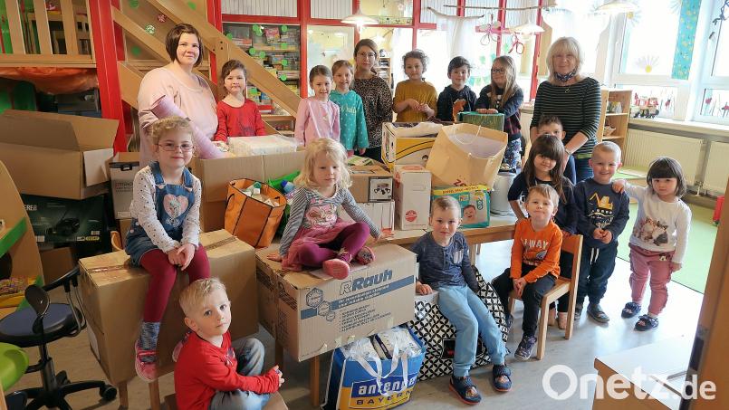 Das Spielen im Kindergarten war an mehreren Tagen wegen der vielen Spenden nur eingeschränkt möglich. Kindergartenleiterin Nicole Lippert (hinten, links), Margit Rini (hinten, Mitte) und Helga Trottmann (hinten, rechts) sowie den Kindern machte die Spendenaktion große Freude. Bild: bsc