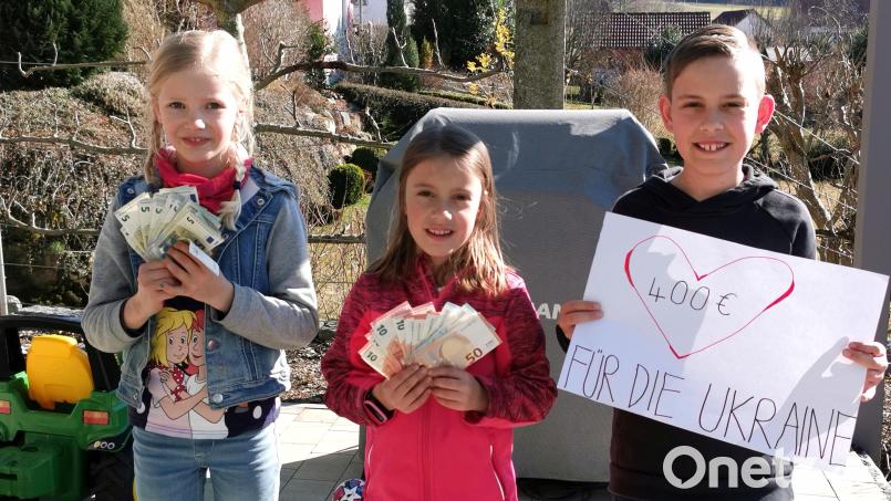 Lucia (von links), Emma und Moritz sammelten in einer Oberviechtacher Siedlung 400 Euro für die Ukrainehilfe. Bild: Portner