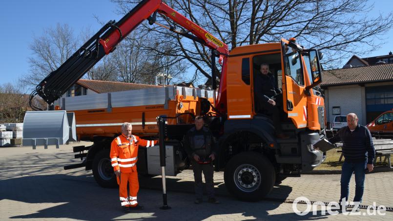 Dieser Kranwagen ist die neueste Investition beim städtischen Bauhof. Bürgermeister Andreas Wutzlhofer (im Führerhaus) staunt über die Übersicht in dem Gefährt. Außendienstleiter Karl Frey (r.), Martin Reil und Werkstattleiter Christian Lehner (v. l.) führen das Gefährt vor. Bild: dob
