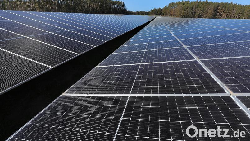 Im Sulzbach-Rosenberger Ortsteil Oberschwaig produzieren im neuen Photovoltaik-Park &quot;Striegel&quot; 27.000 Hochleistungsmodule 14 Megawatt Strom für die Firma Kurz. Die Stadtverwaltung darf sich auf den Erfolgen jedoch nicht ausruhen - sondern muss beim CO2-Sparen neuen Schwung entwickeln. Bild: Wolfgang Steinbacher