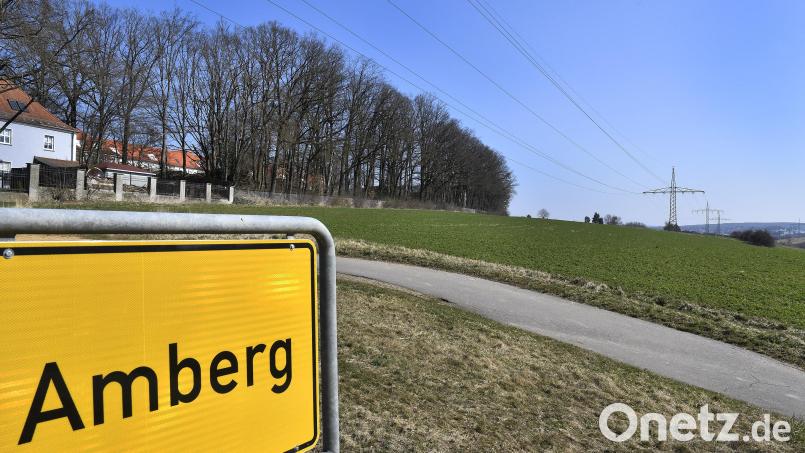 Wo heute noch intensiv Landwirtschaft betrieben wird, will die Firma Ostwind schon bald Sonnenstrom ernten. Auf 4,3 Hektar entsteht direkt neben dem ehemaligen Bundeswehrkrankenhaus eine neue Photovoltaikanlage. Bild: Hartl