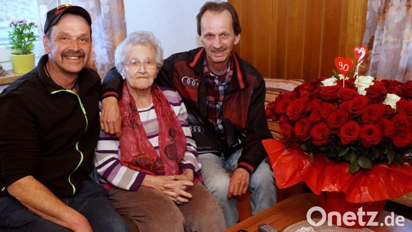 Damit alle Kinder, Enkel und Urenkel Maria König zum 90. Geburtstag gratulieren konnten, wechselten sich ihre Söhne Thomas (links) und Herbert (rechts) bei den Besuchen mit ihnen ab. Bild: bkr